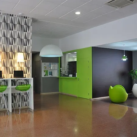 Residencia Universitaria Resa Blas De Otero Διαμέρισμα *